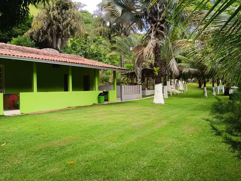 Área externa de uma unidade da rede, com alojamento e gramado