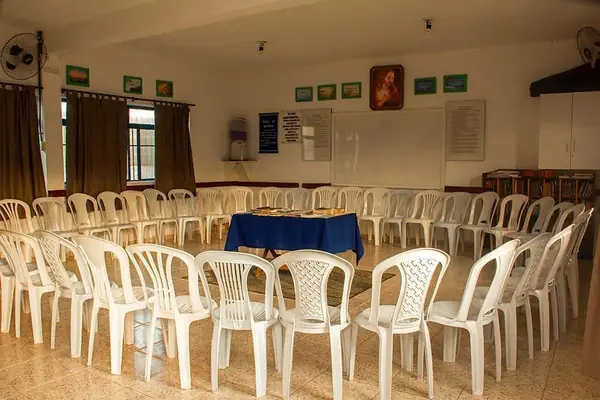 Sala de terapia em grupo em uma unidade da Rede Aurora Mineira